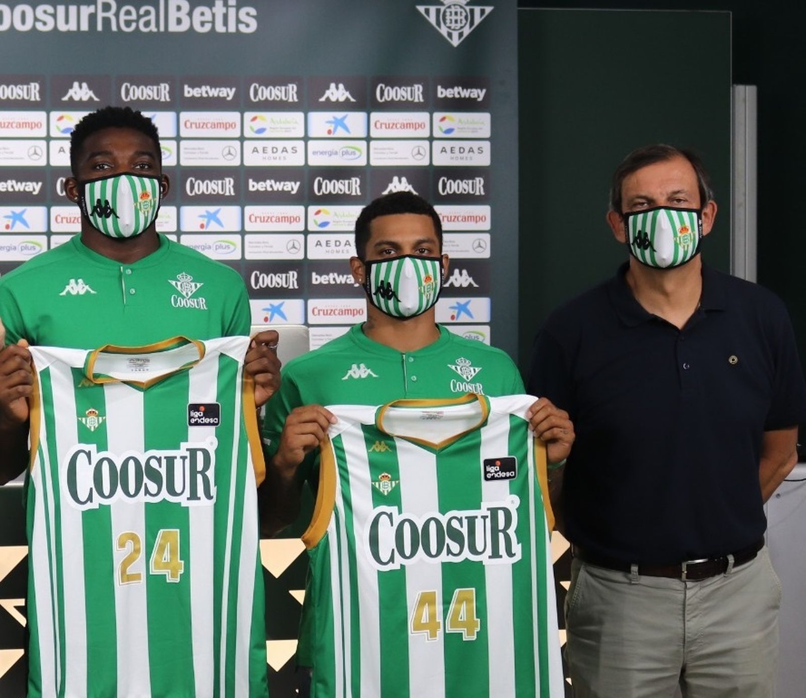 Tj Campbell, en el centro, y Juanma Rodríguez.