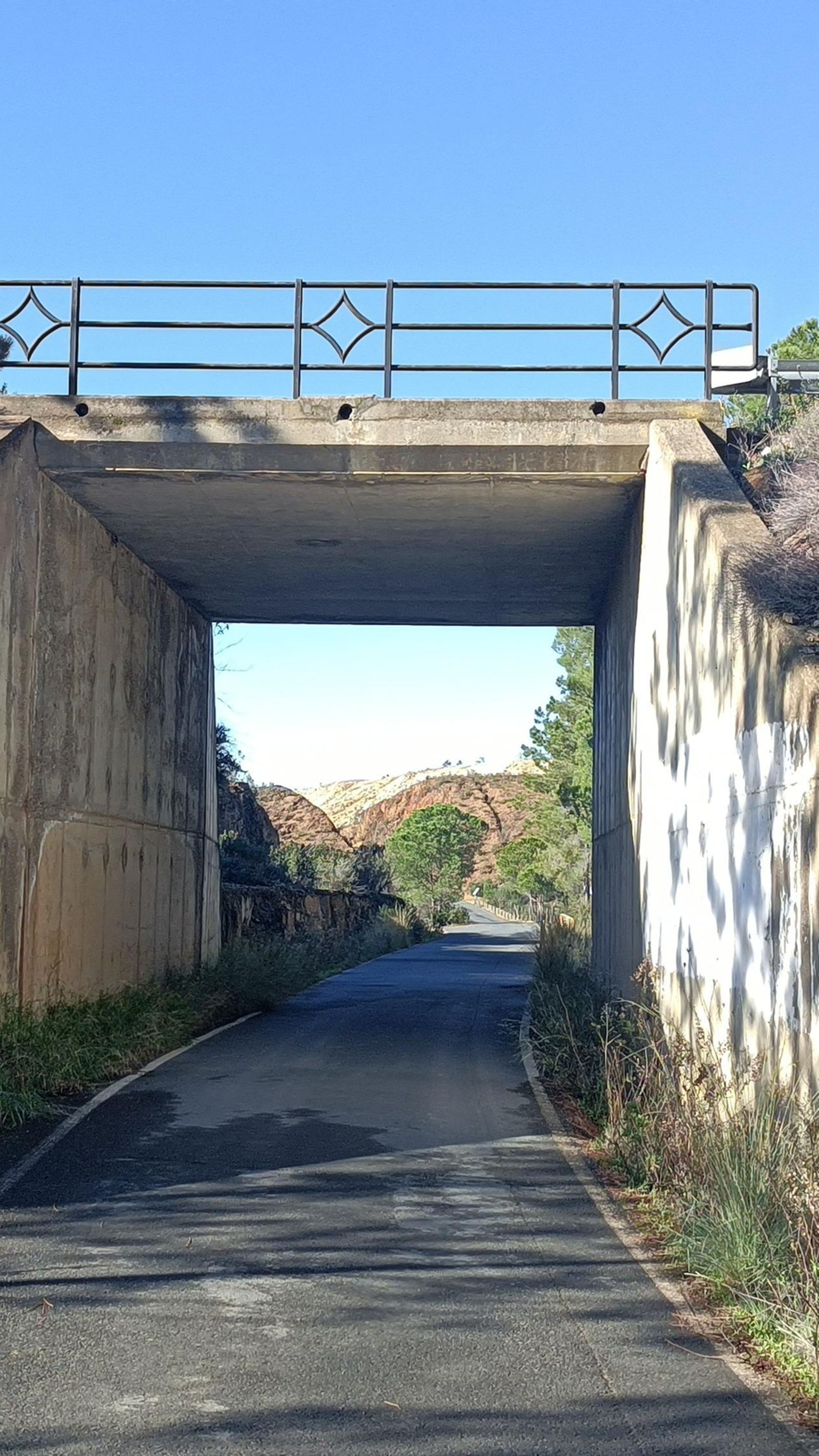 Pasamos bajo la carretera.