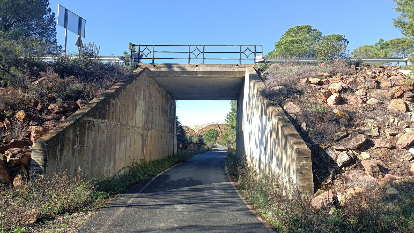 Pasamos bajo la carretera.