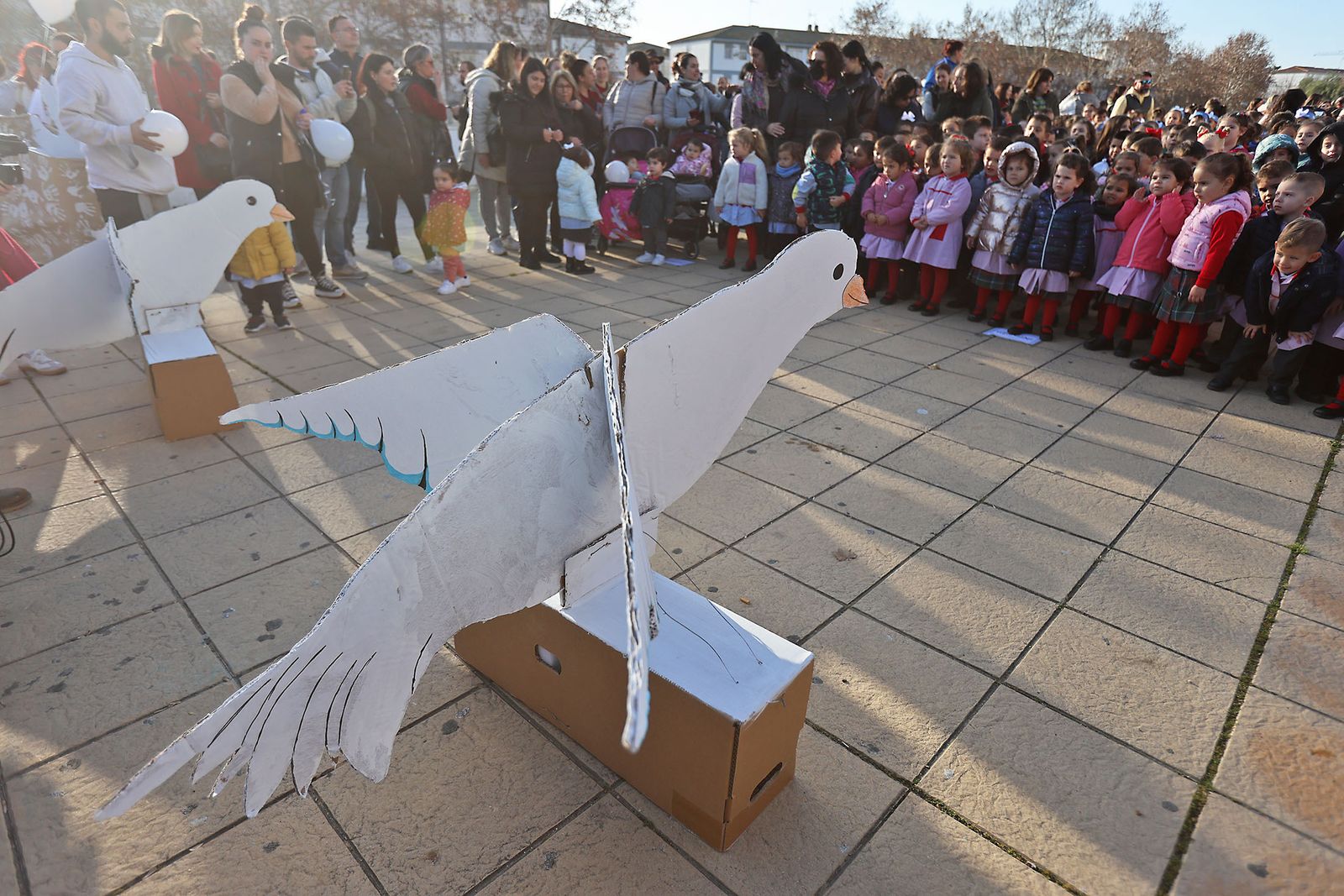 Imágenes del acto del Día a la No Violencia y la Paz del Colegio La Hispanidad