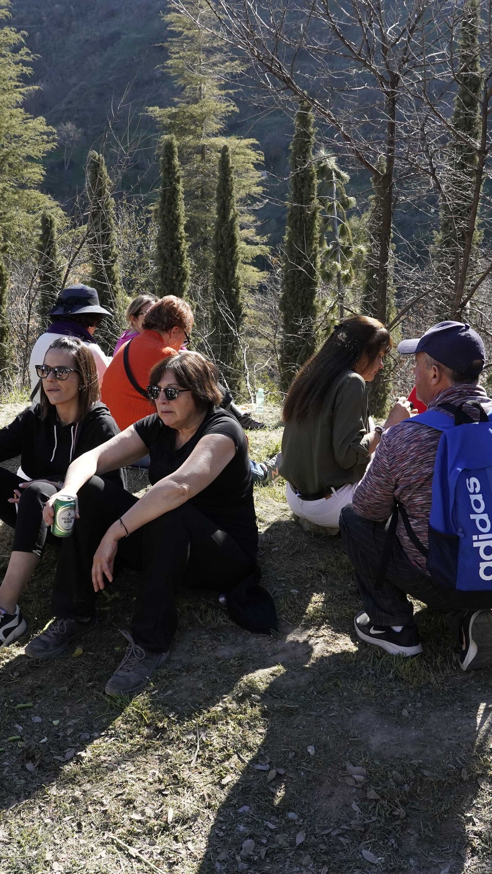 Mantas, sillas, mesas, bocadillos y mucha bebida fueron los elementos usados contra el calor