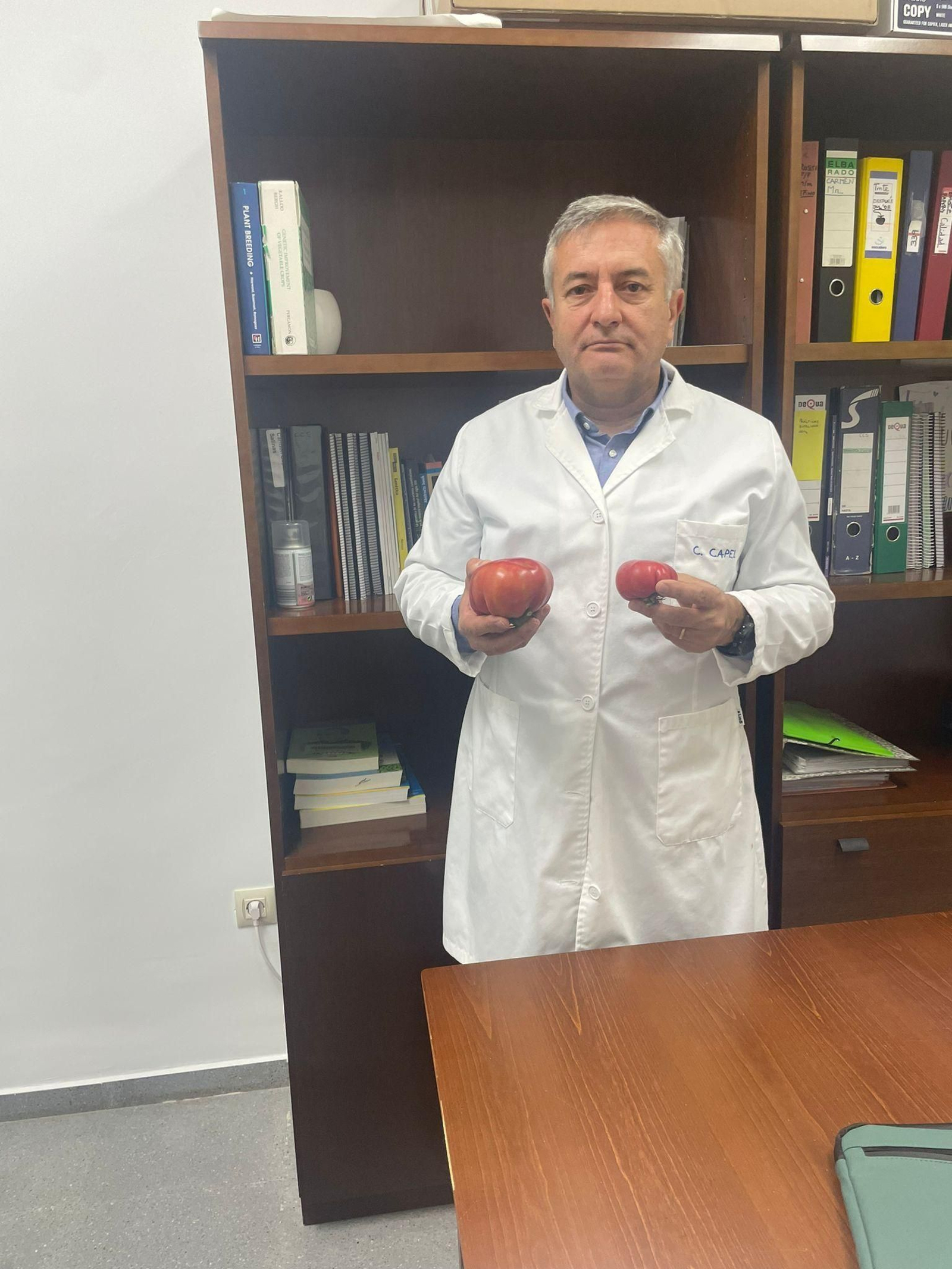 Capel, muy serio  en su despacho de la Universidad.