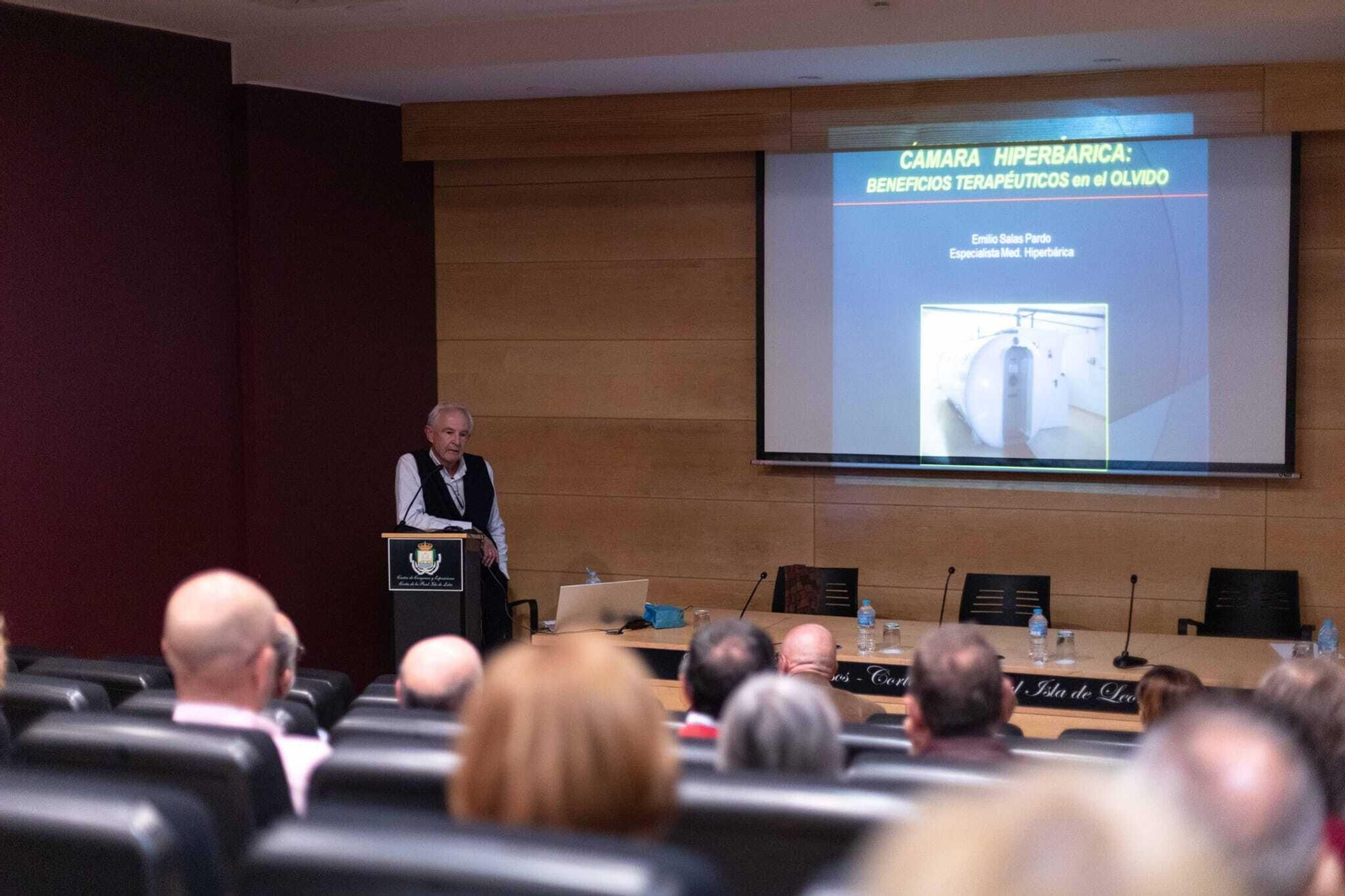 El doctor Emilio Salas Pardo, durante su charla sobre la Cámara Hiperbárica del hospital de San Carlos.