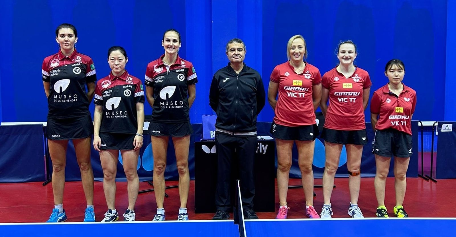 Formación del Museo de la Almendra y del Vic antes del encuentro.