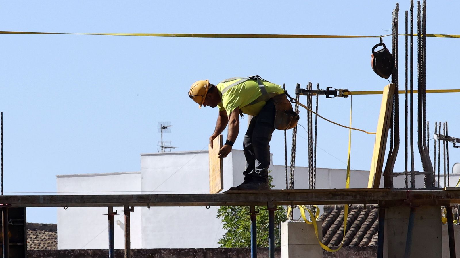 Un trabajador en la construcción de un edificio.