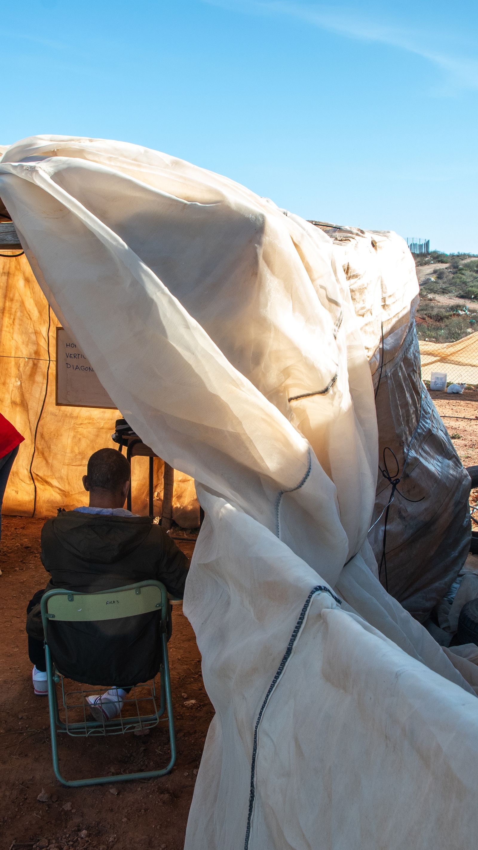Un inmigrante ha cedido su "cochera" para ampliar la escuela.