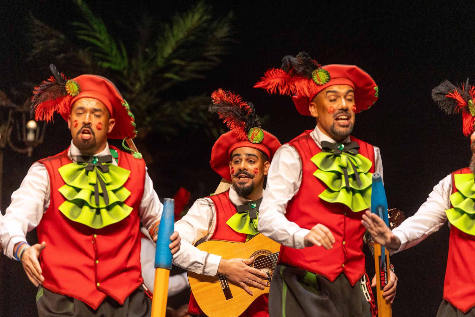 Imágenes de la actuación de la murga de Huelva "Los Lope de Pega" en el Carnaval Colombino