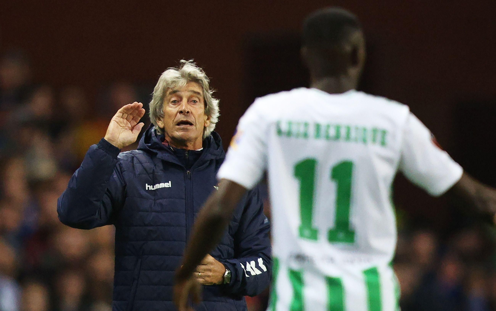 Manuel Pellegrini da instrucciones a Luiz Henrique durante el partido en Glasgow.