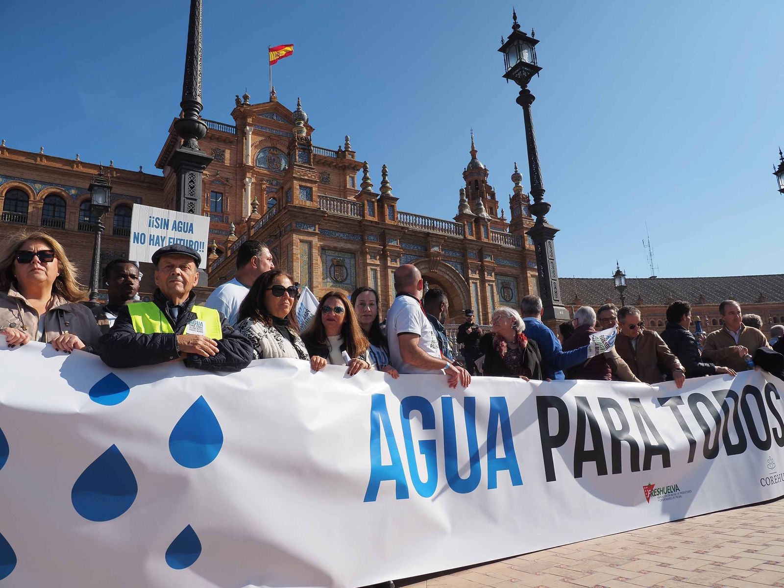 Las mejores imágenes de la manifestación de los agricultores de Huelva en Sevilla