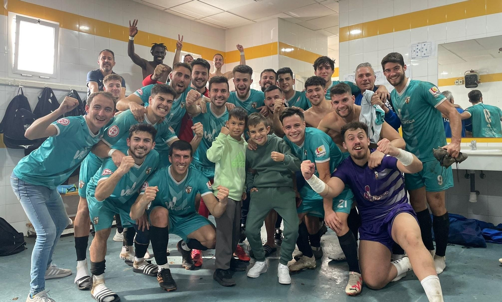 Los jugadores del Pozoblanco celebran su triunfo en Coria.