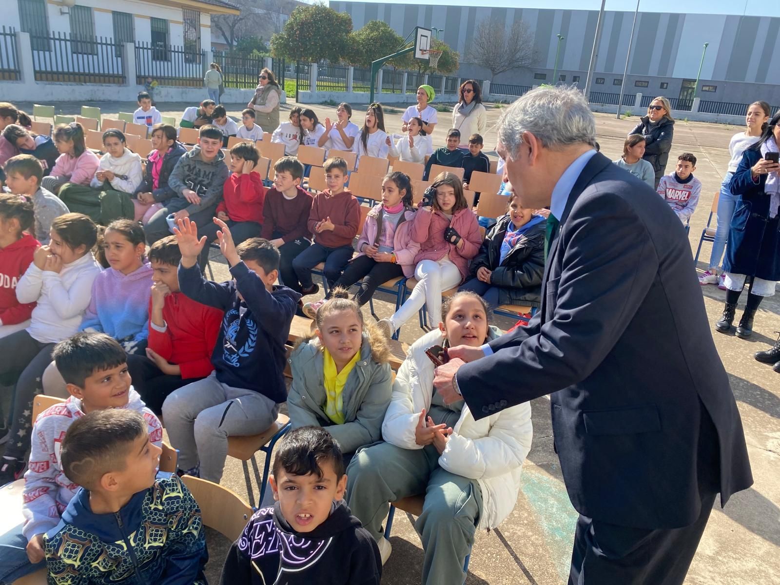 El delegado de Desarrollo Educativo visita el colegio Gloria Fuertes de Córdoba.