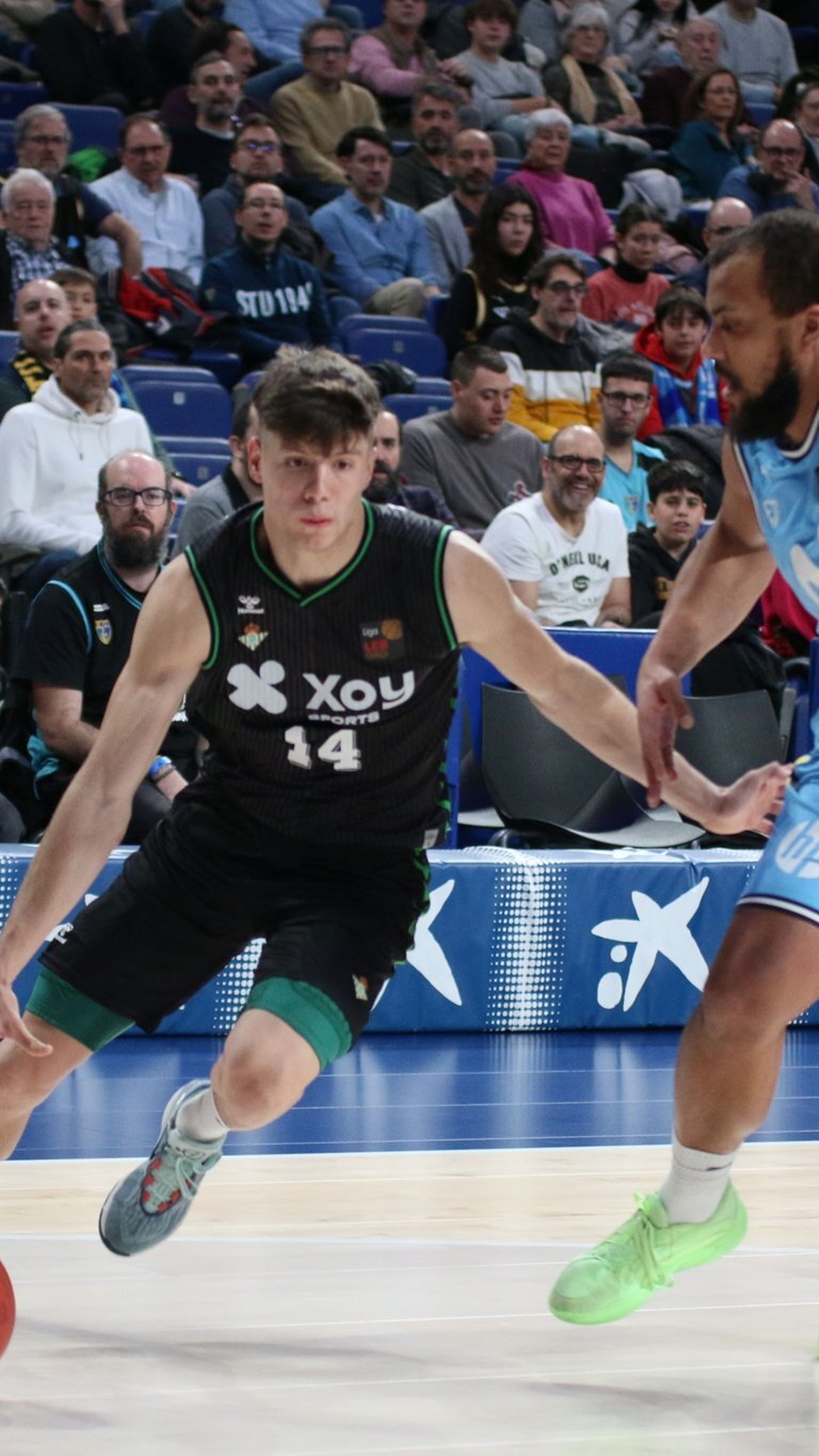 Joaquín Rodríguez entra a canasta ante Larsen.