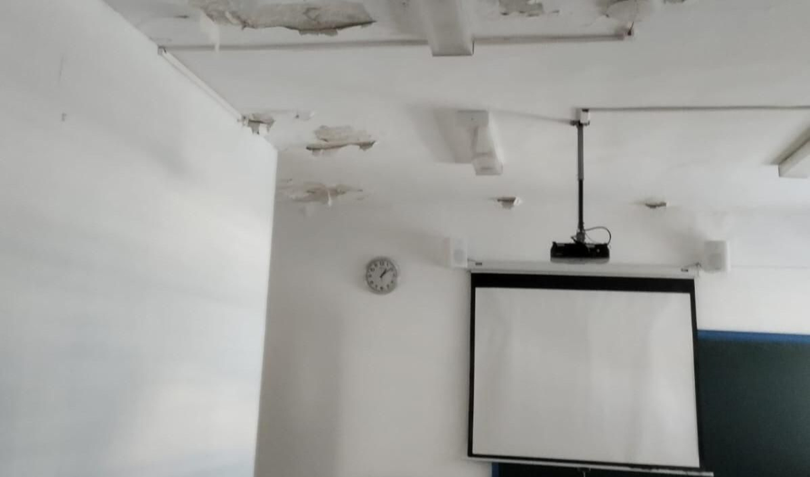 Una imagen de humedades en una de las aulas.