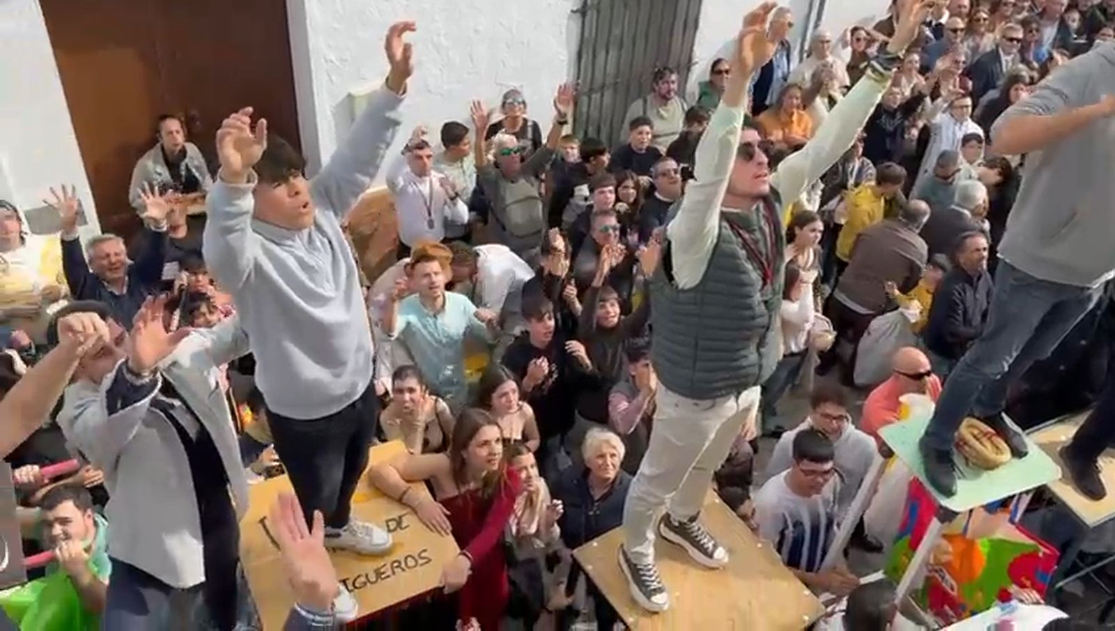 Trigueros se llena de emoción con las tradicionales tiradas de San Antonio Abad