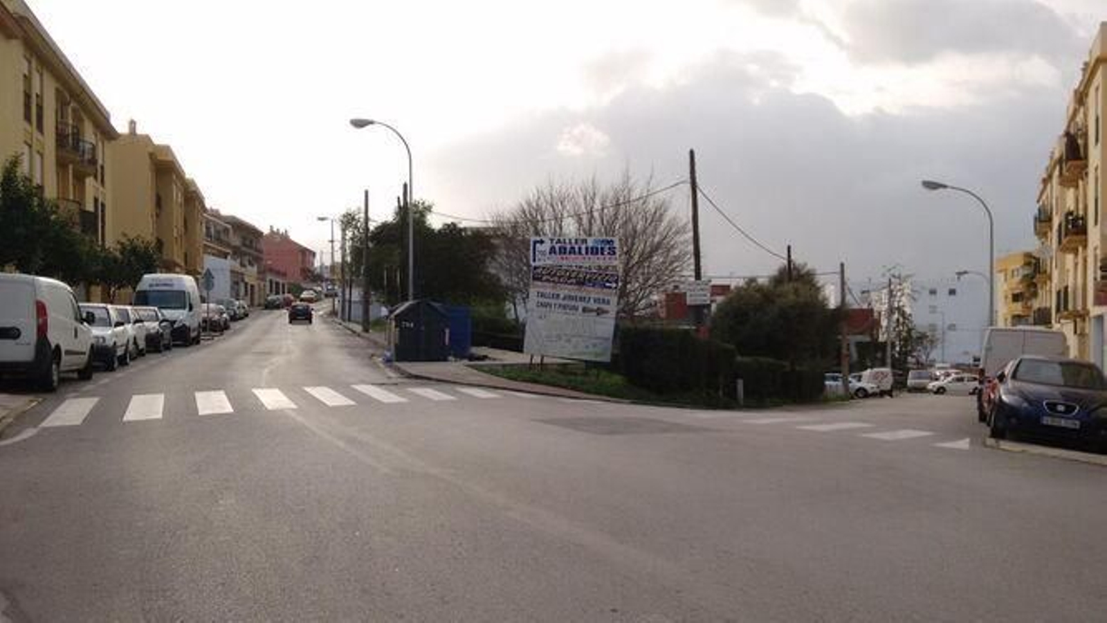 A la izquierda la avenida y a la derecha la calle Benito Daza.