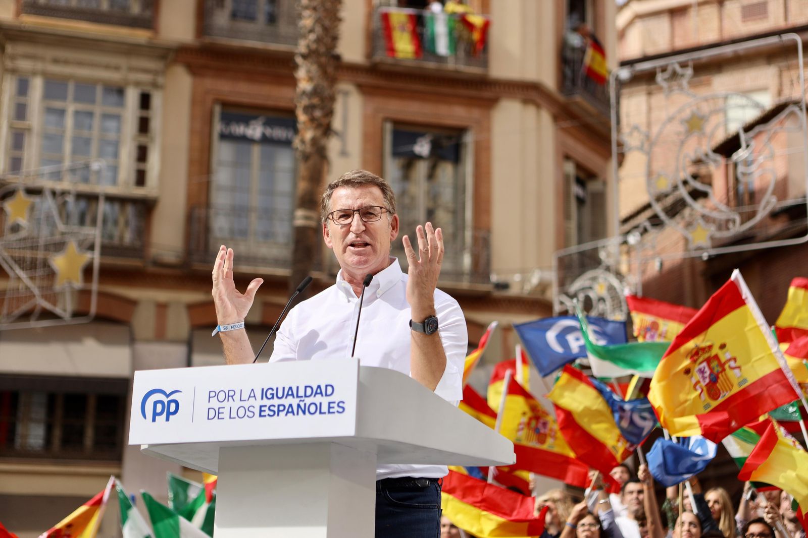 El líder de los populares, Alberto Núñez Feijóo, durante la concentración contra la amnistía en Málaga.