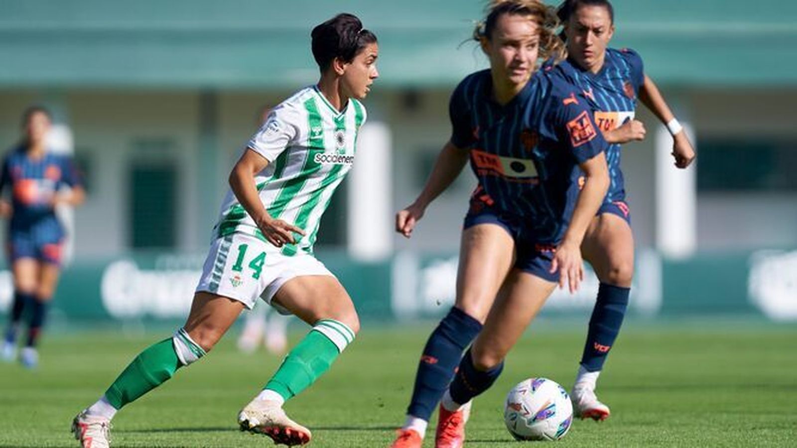 Carol Ferez, autora del segundo gol bético, ante dos valencianistas.