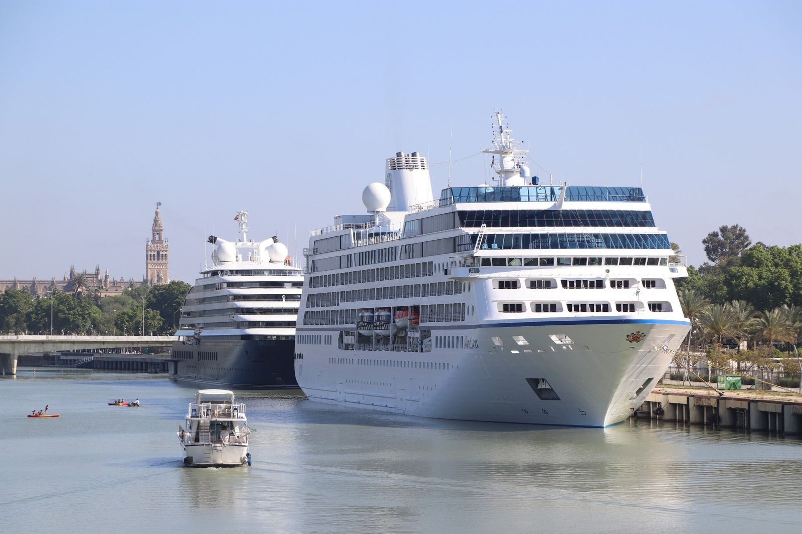 Uno de los grandes cruceros que llegan a Sevilla.