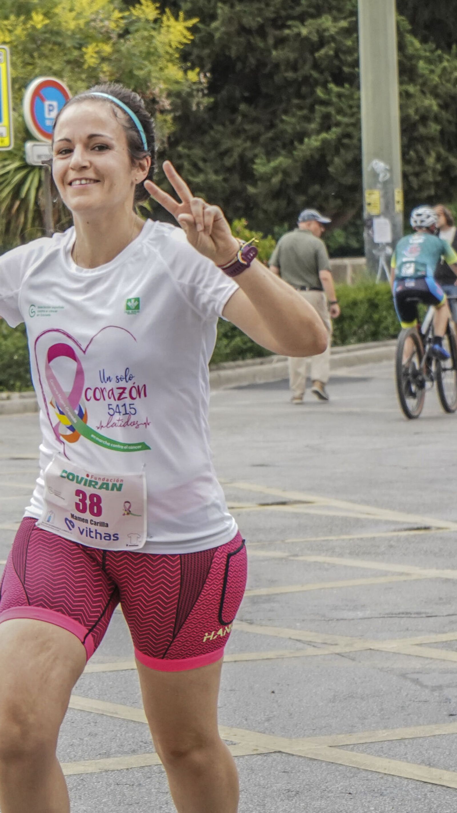 Una mujer corriendo en la carrera contra el cáncer celebrada en Granada el año pasado
