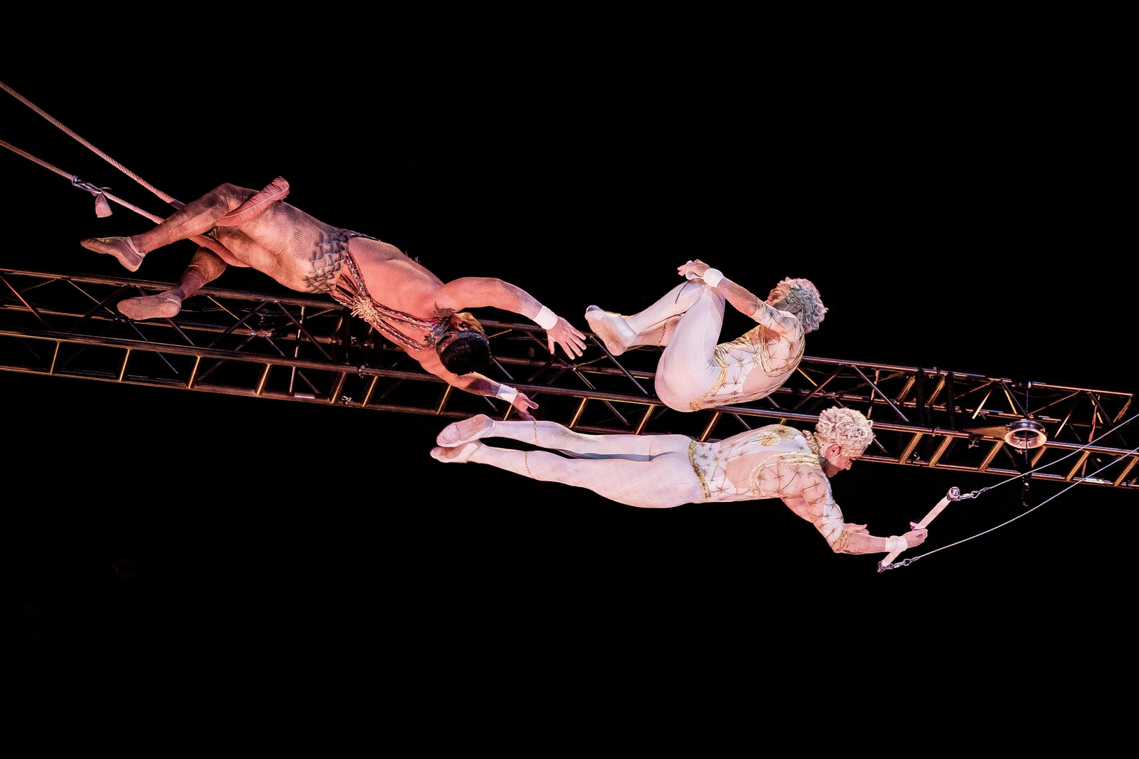 Trapecistas durante el espectáculo del Circo del Sol.