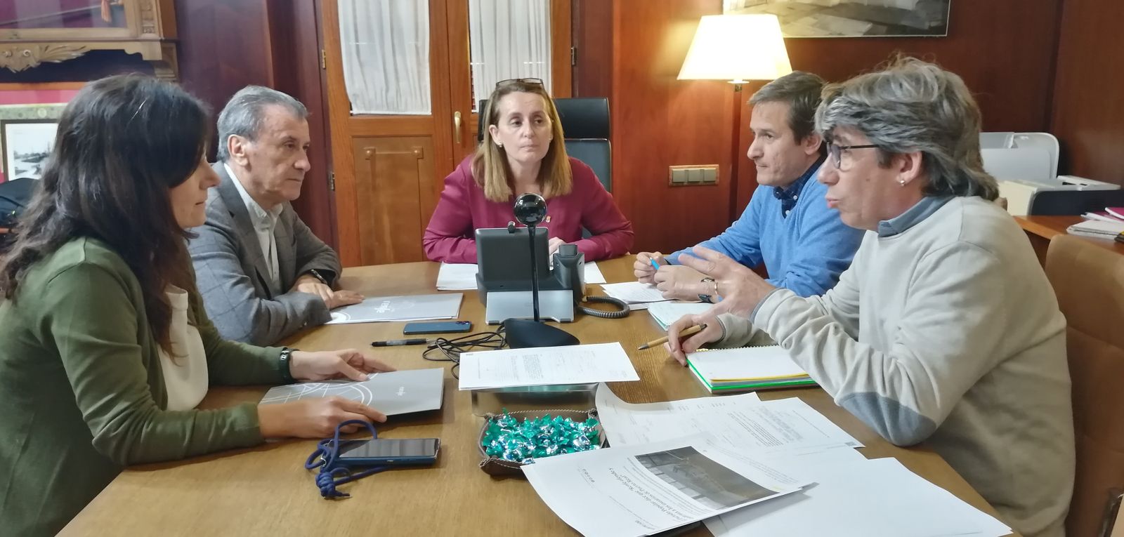 La alcaldesa y otros miembros del Gobierno local se reúnen con representantes de Renfe