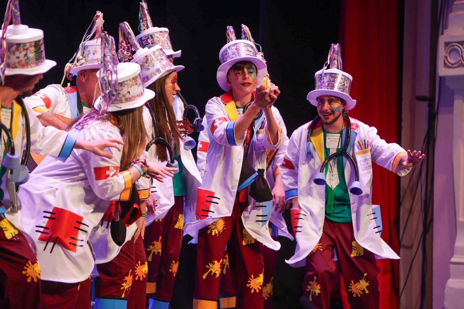 Imágenes de la actuación de la murga juvenil de Punta Umbría, fuera de concurso "Que pase el siguiente" en el Carnaval Colombino