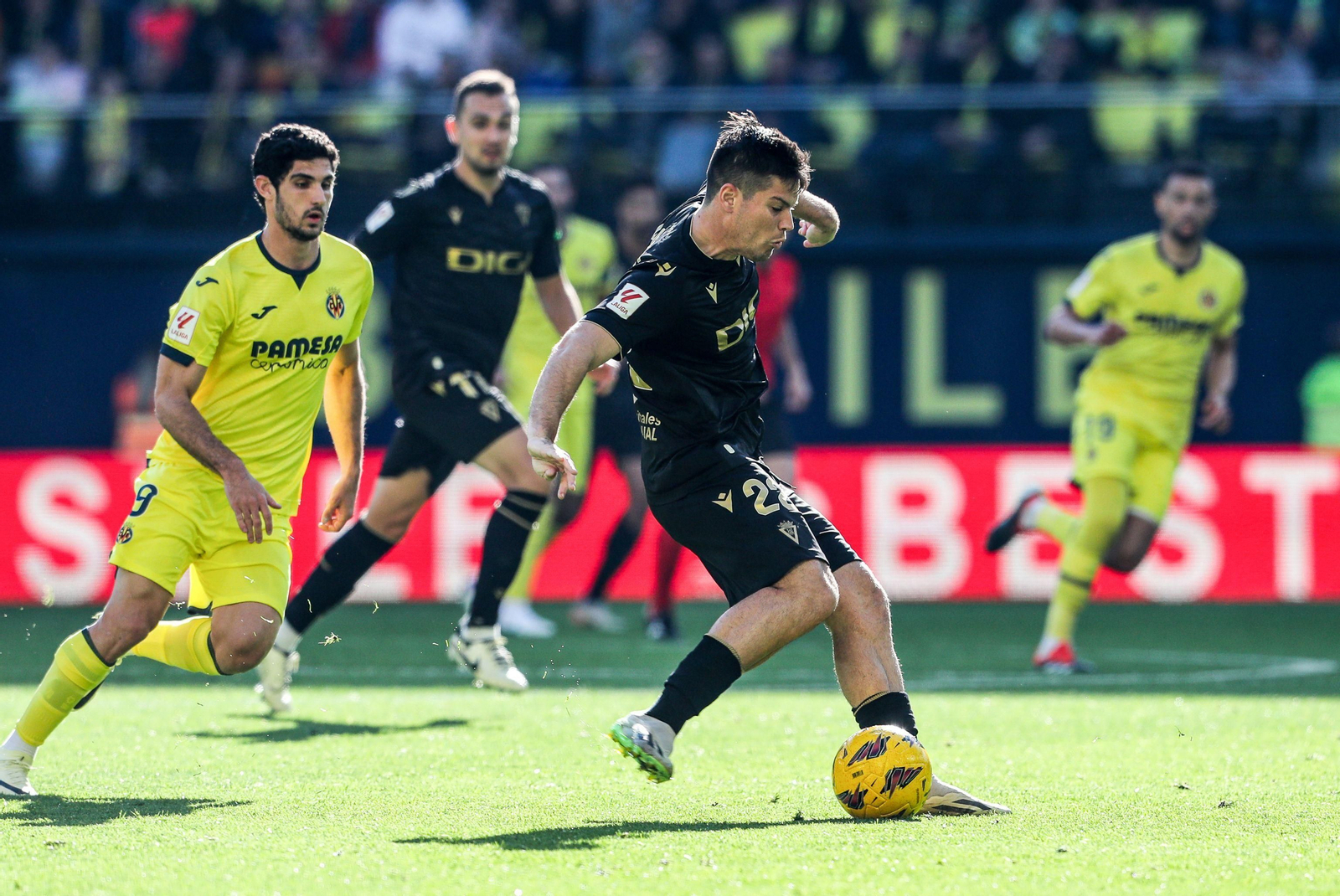 Meré desplaza el esférico vigilado de cerca por Guedes.