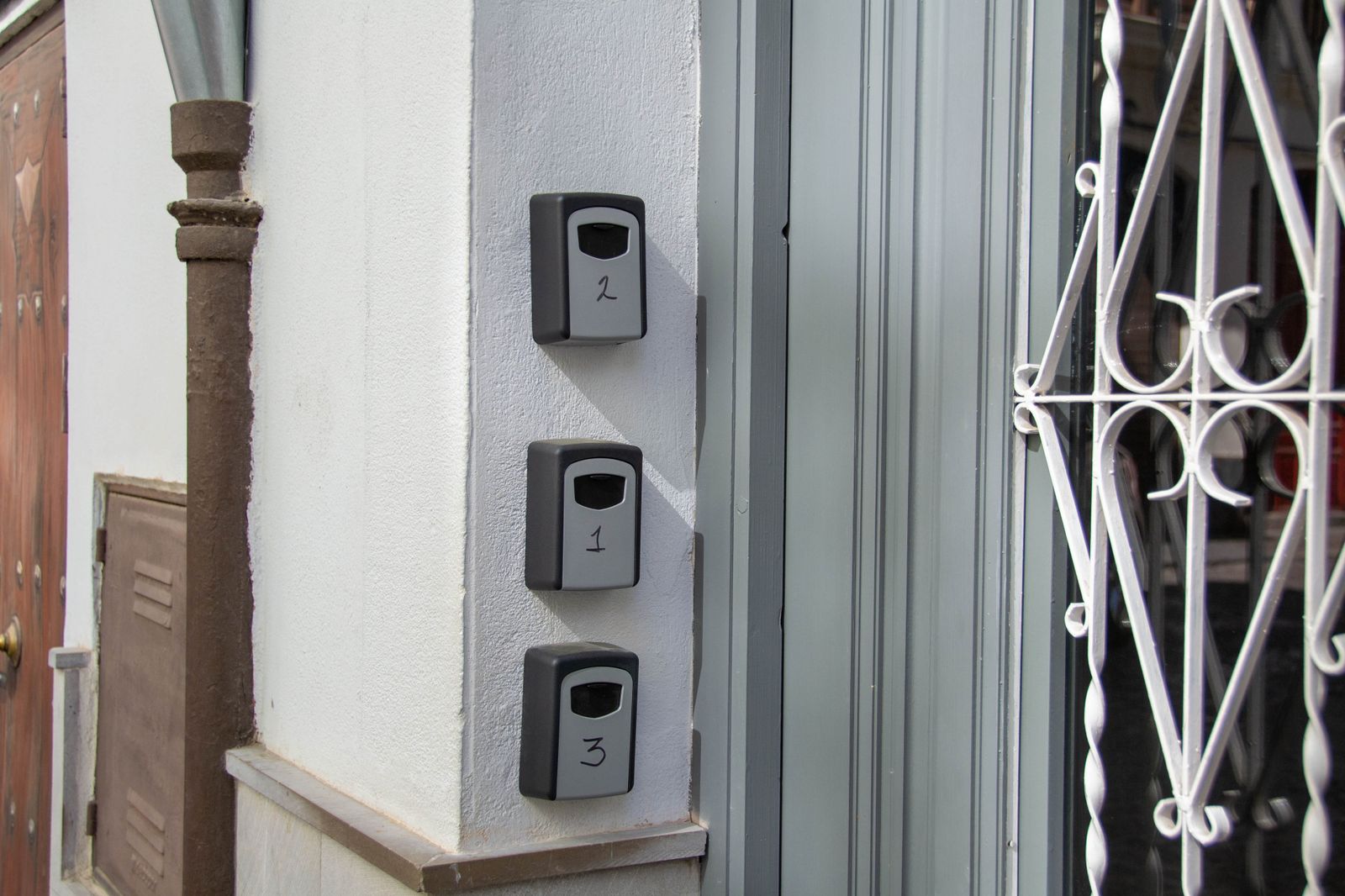 Candados de pisos turísticos en un portal.