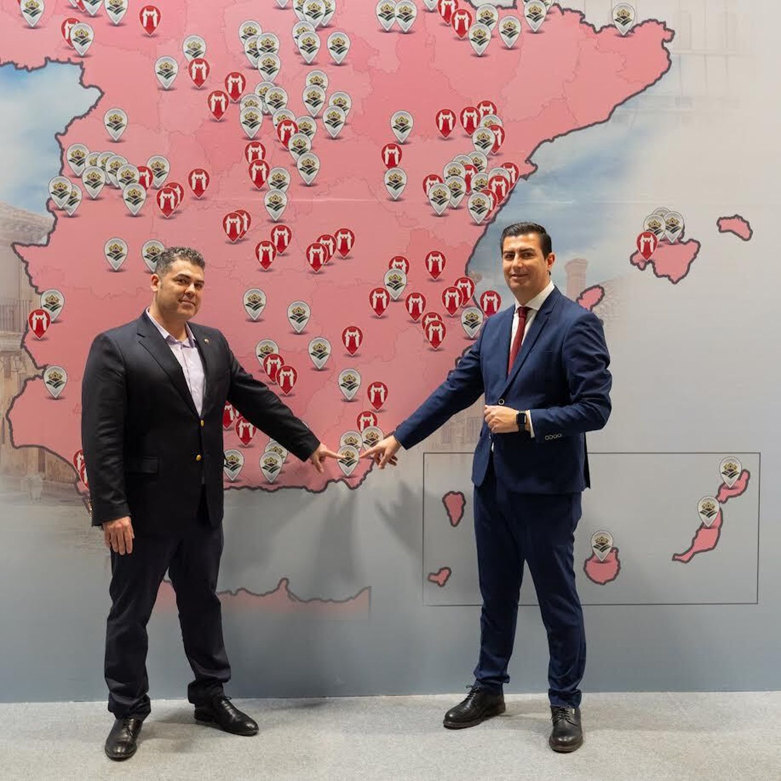 El alcalde de Níjar, José Francisco Garrido, y el  presidente de esta Asociación, Ángel García