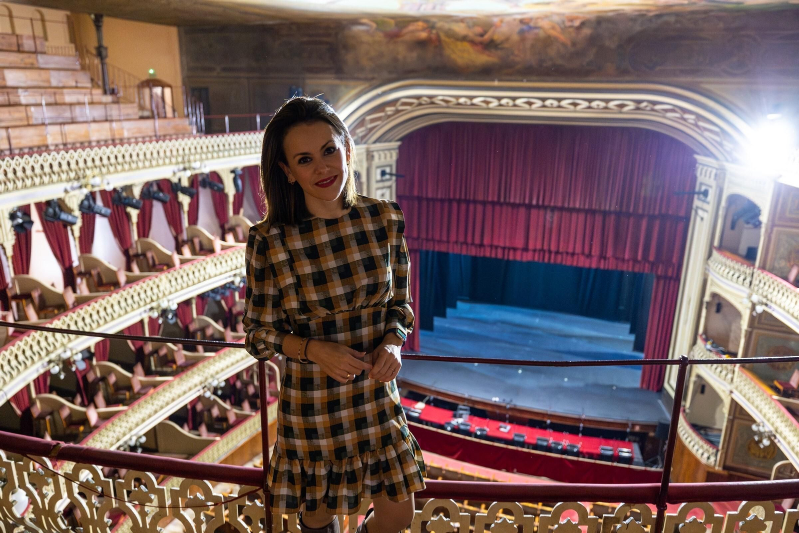 La concejala de Fiestas, Beatriz Gandullo, en el Teatro Falla.