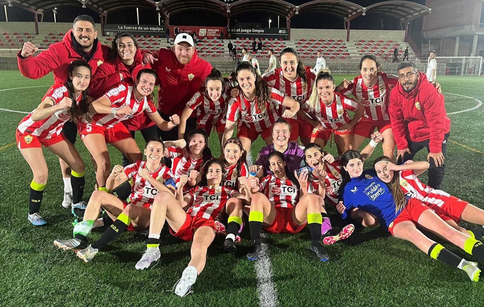 Las rojiblancas celebran sobre el terreno de juego su victoria frente al Mislata.