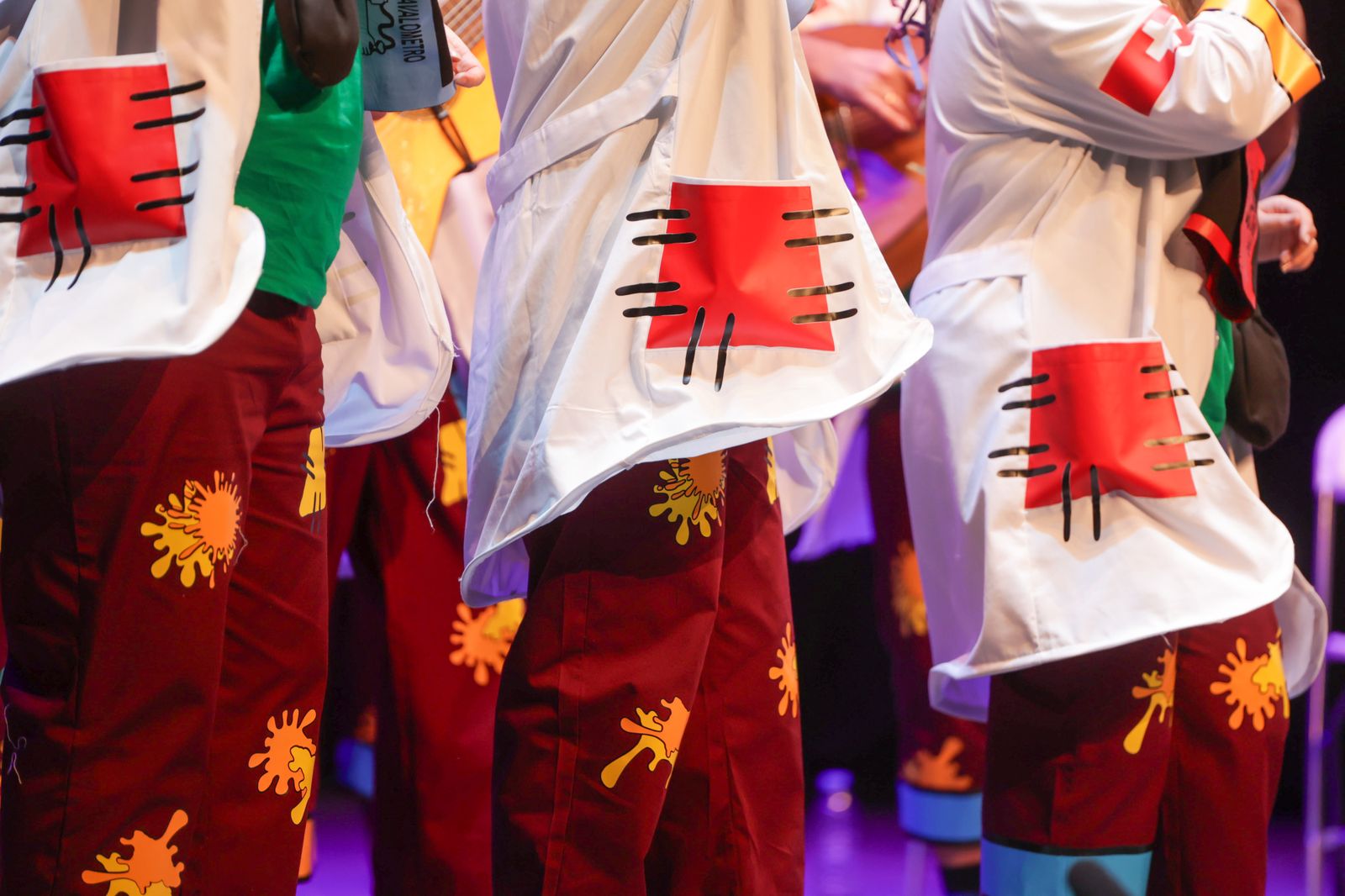 Imágenes de la actuación de la murga juvenil de Punta Umbría, fuera de concurso "Que pase el siguiente" en el Carnaval Colombino