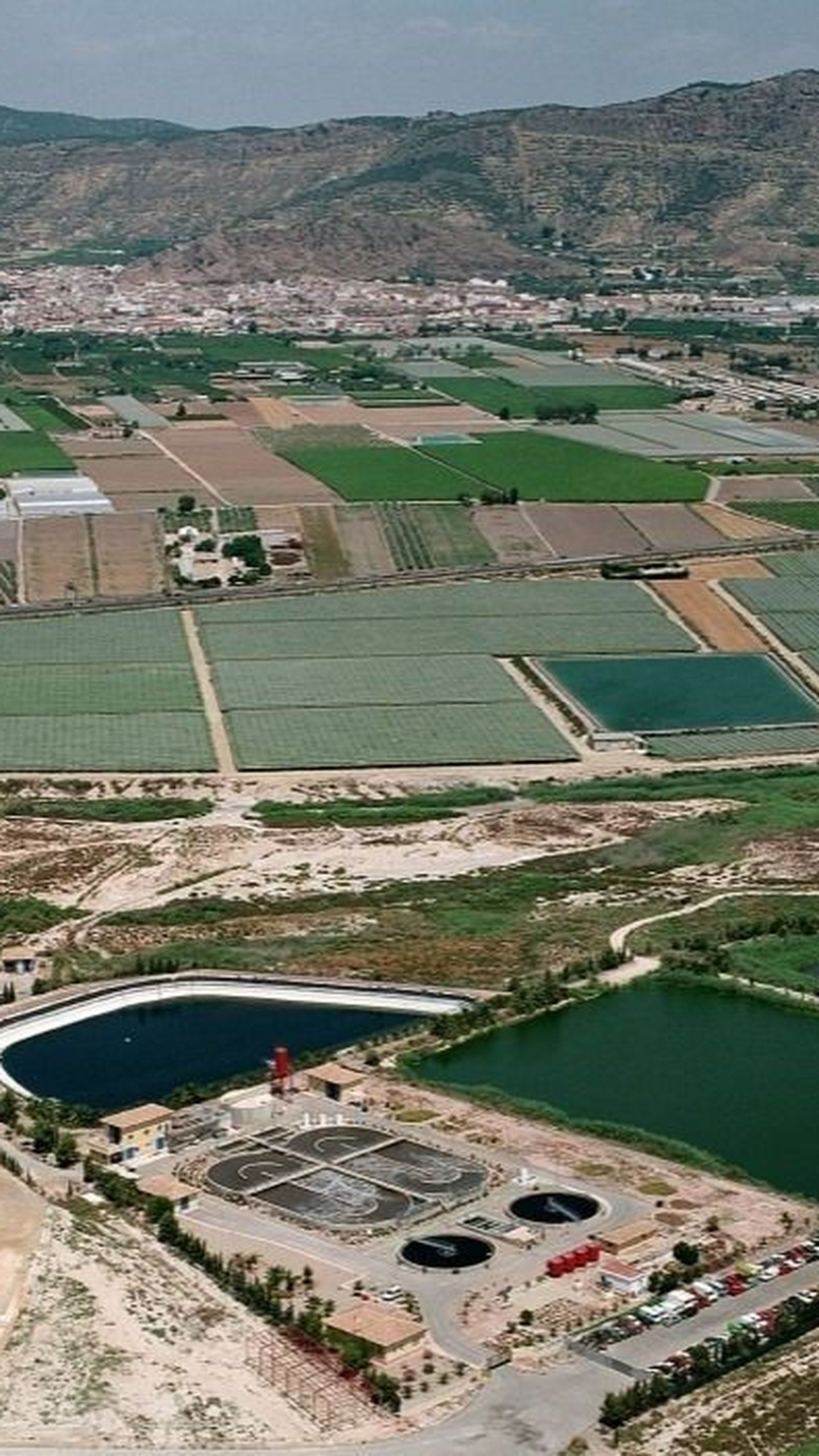 Imagen aérea de la EDAR de Alhama de Murcia, que reutiliza el 100% de sus aguas regeneradas  para uso agrícola.