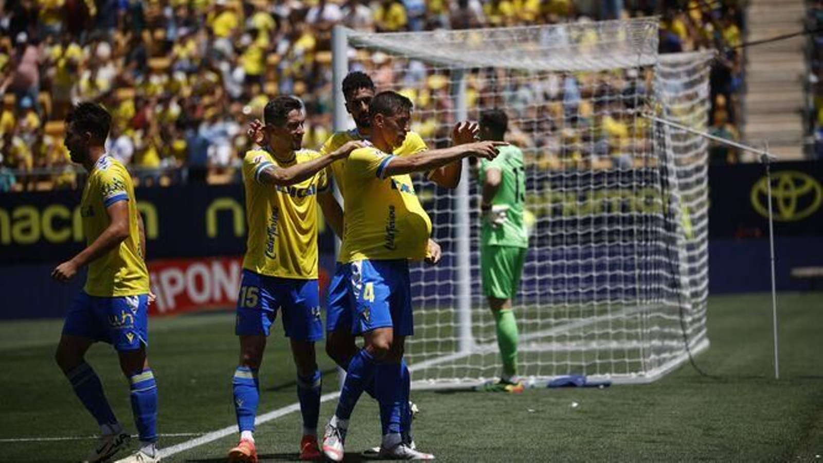 Rubén Alcaraz es felicitado por sus compañeros tras el gol