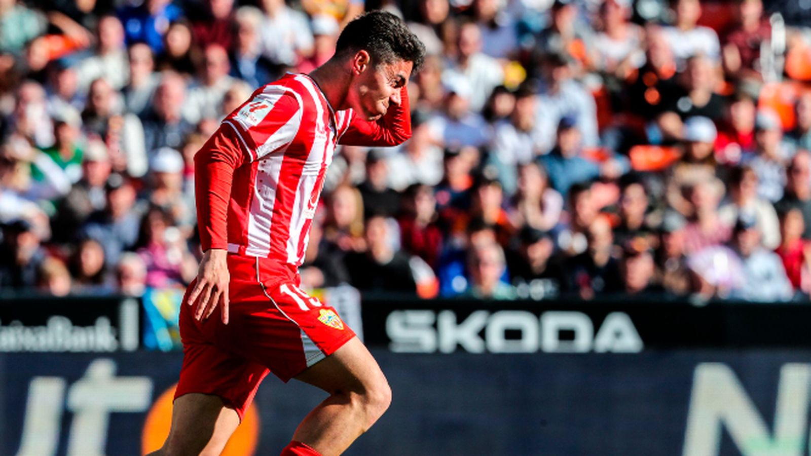 Sergio Arribas se duele de un golpe en la cabeza en la acción del único gol rojiblanco.