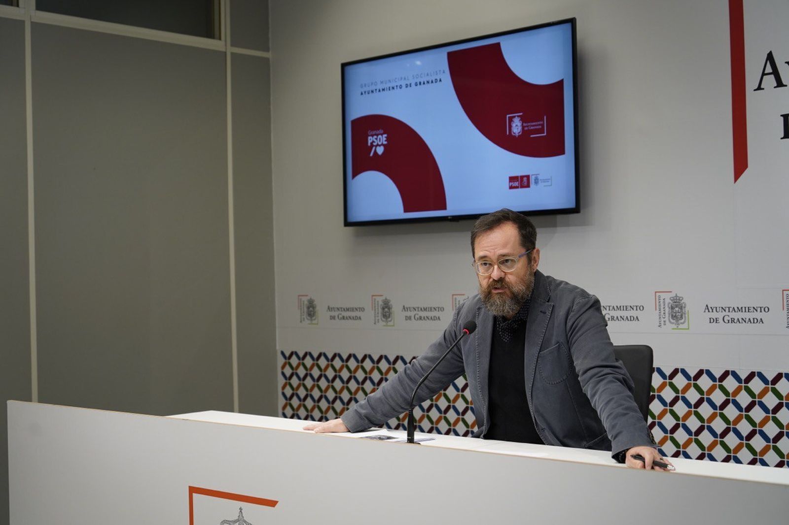 El concejal del PSOE Juanjo Ibáñez ha presentado este lunes la moción.