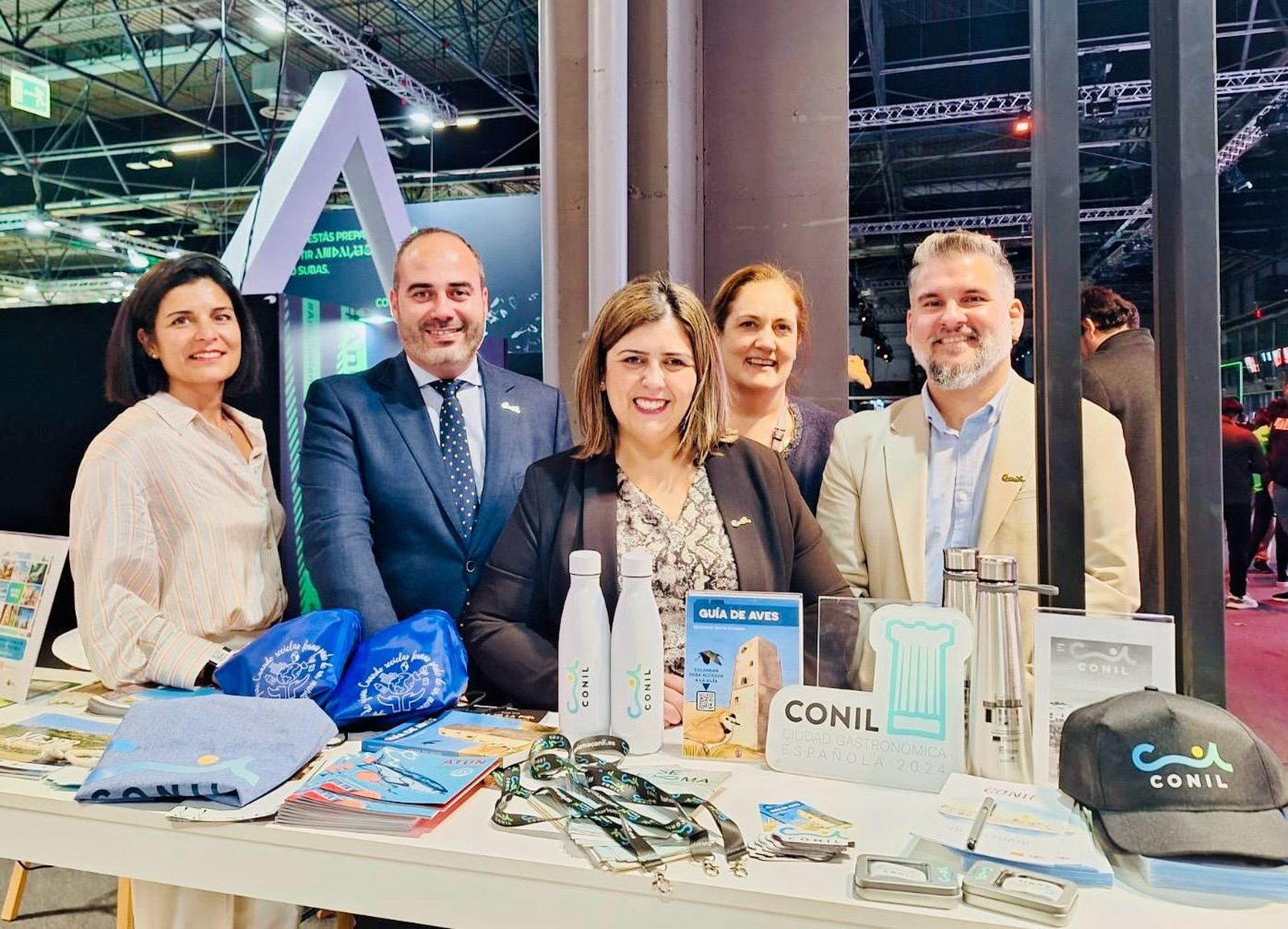 Miembros del equipo de gobierno junto a personal del Patronato de Turismo.