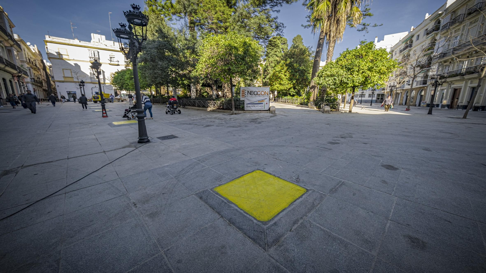 Alcorques tapados con cemento en los que estaban los olmos talados y arrancados.