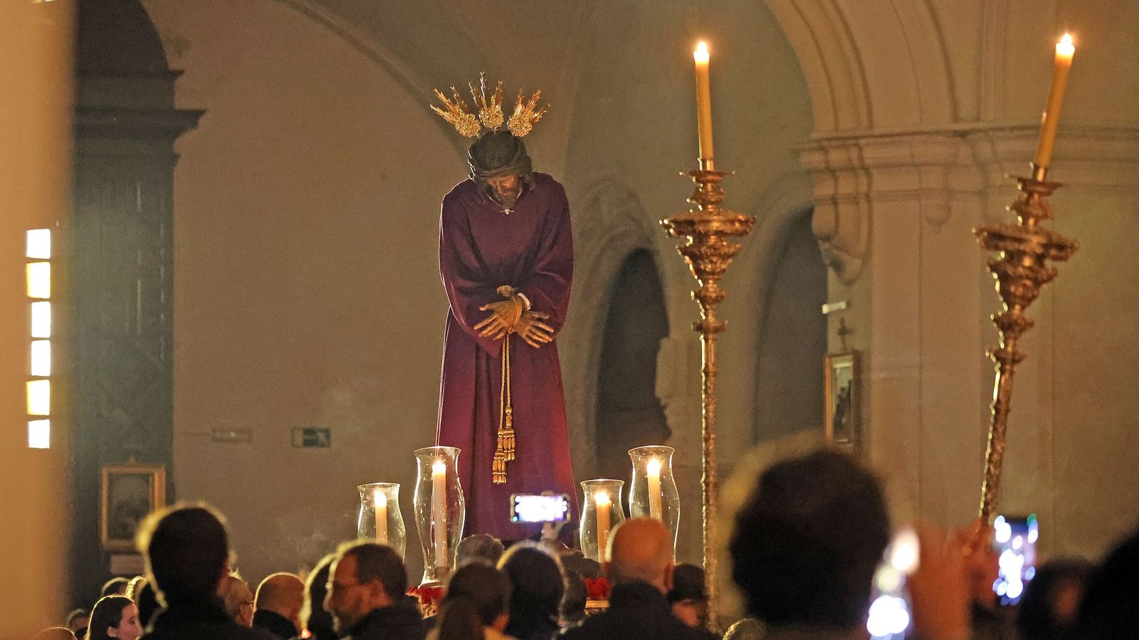 El Señor de la Vía Crucis ya está en su altar de Quinario