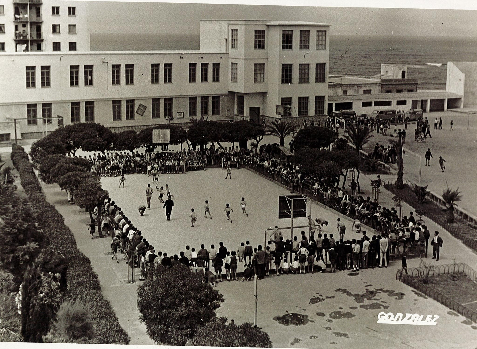 El patio de San Felipe Neri con el edificio que fue sede del colegio público.