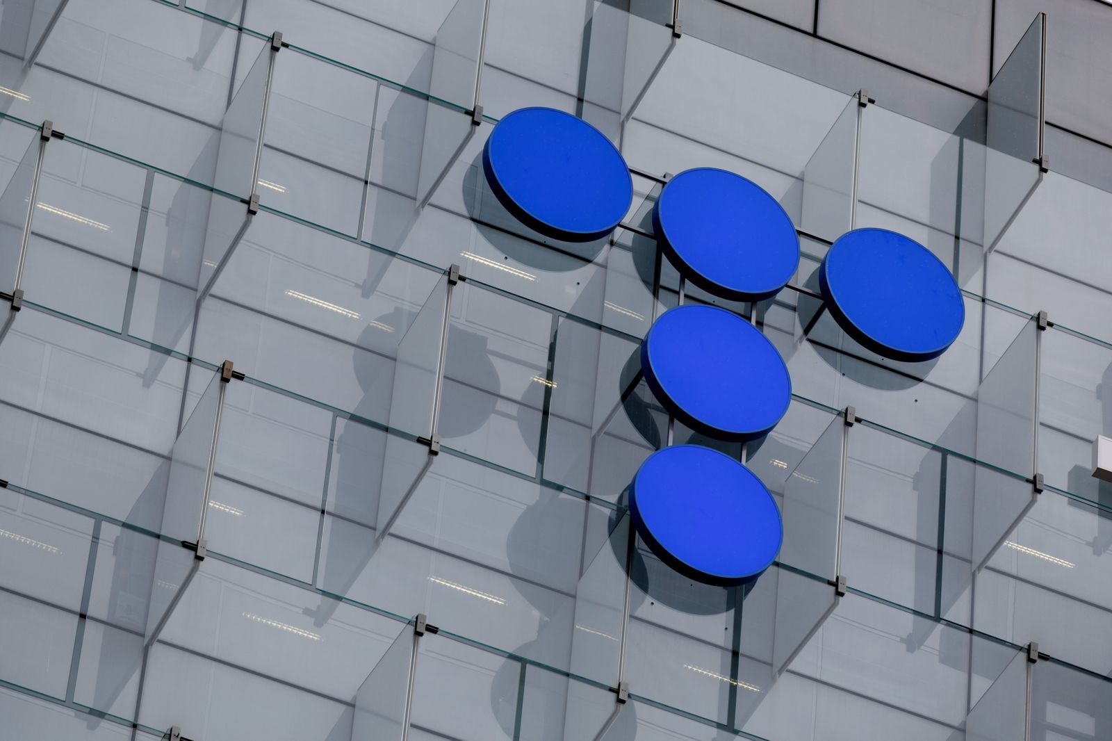 Logotipo de Telefónica en la sede de la multinacional