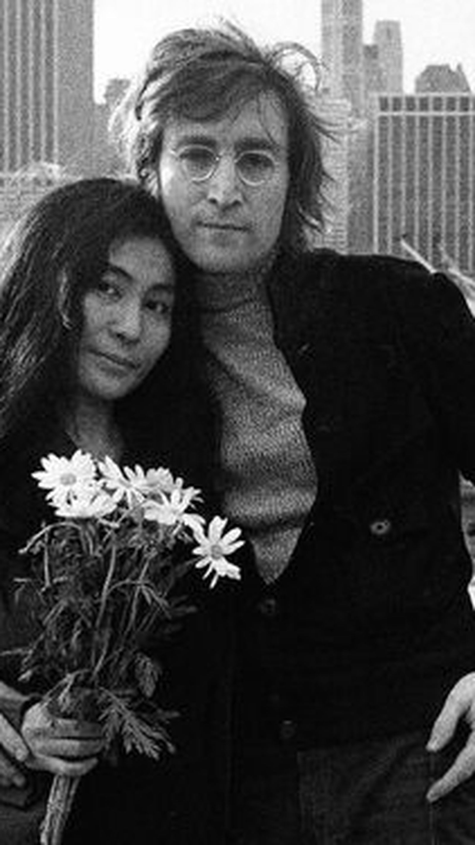 Yoko Ono y John Lennon posan con la ciudad de New York al fondo