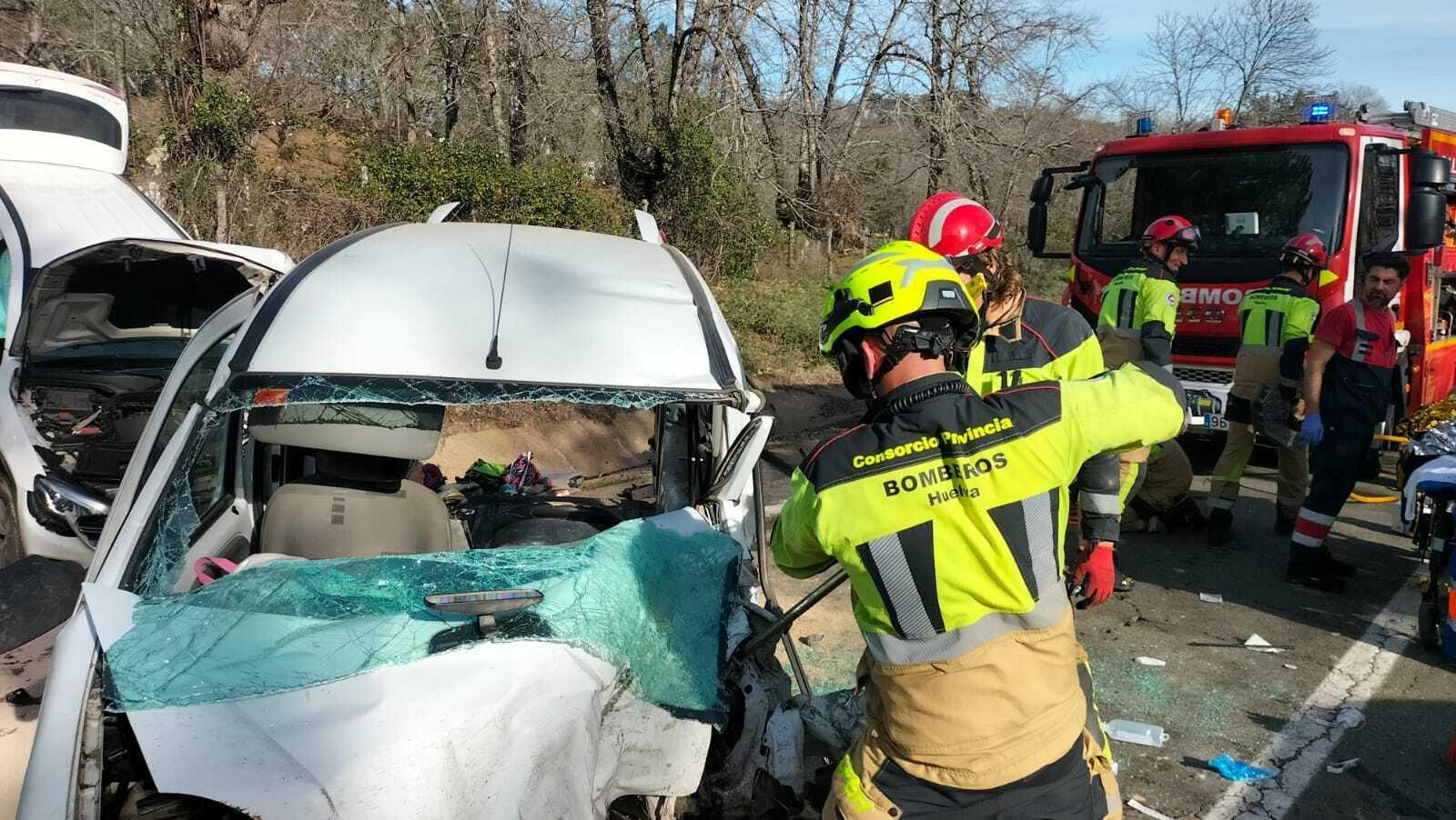 Efectivos de bomberos en el lugar del accidente.
