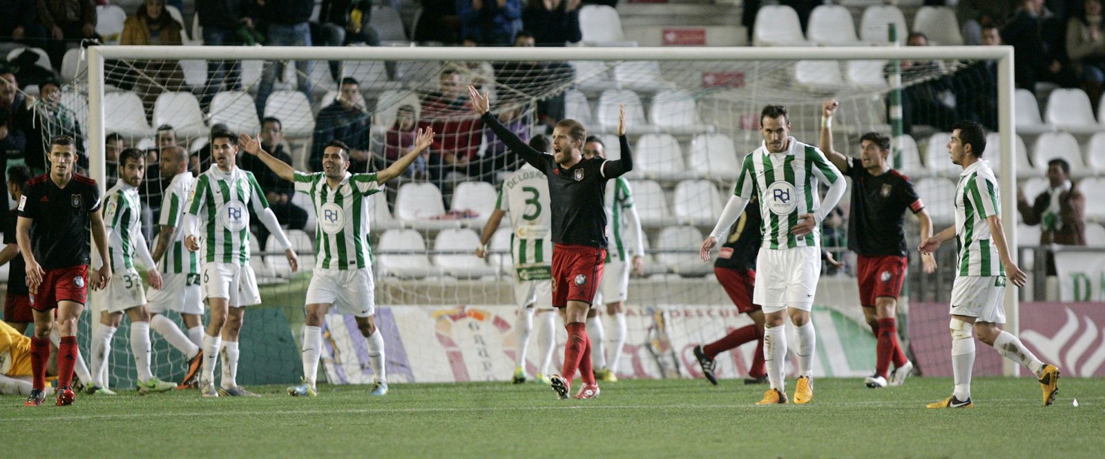 Jugadores del Recre y Córdoba protestan en el último duelo en el que se enfrentaron.