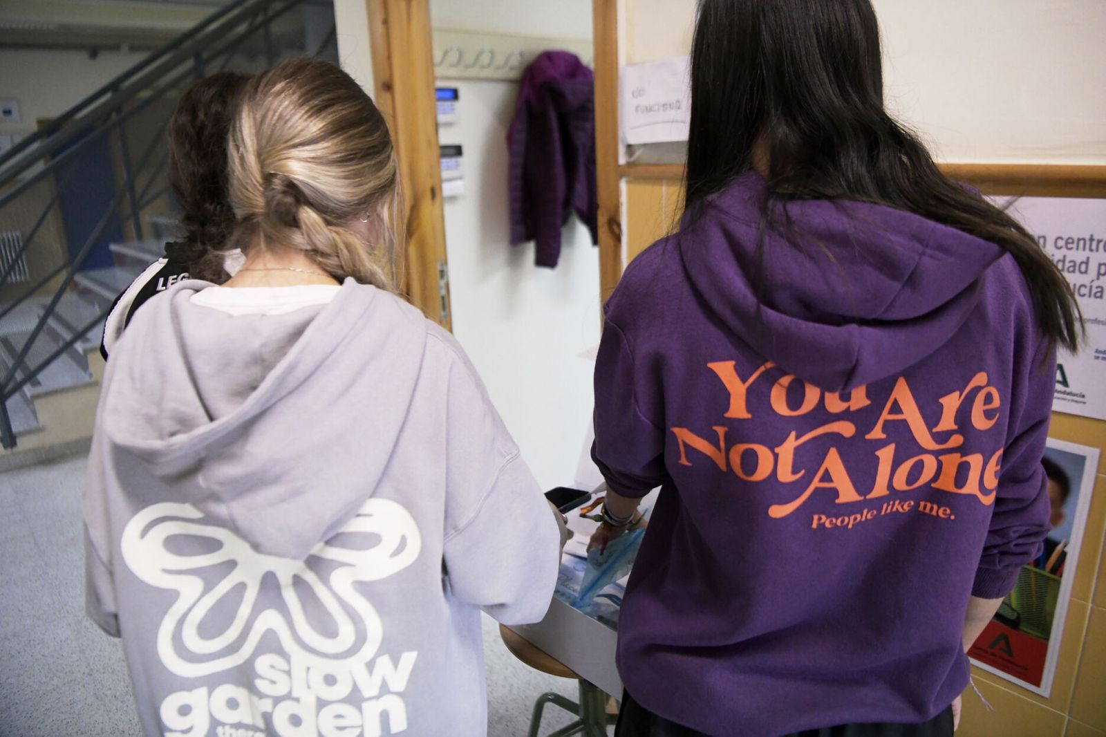 Alumnas del IES Los Neveros dejan los móviles en una caja.
