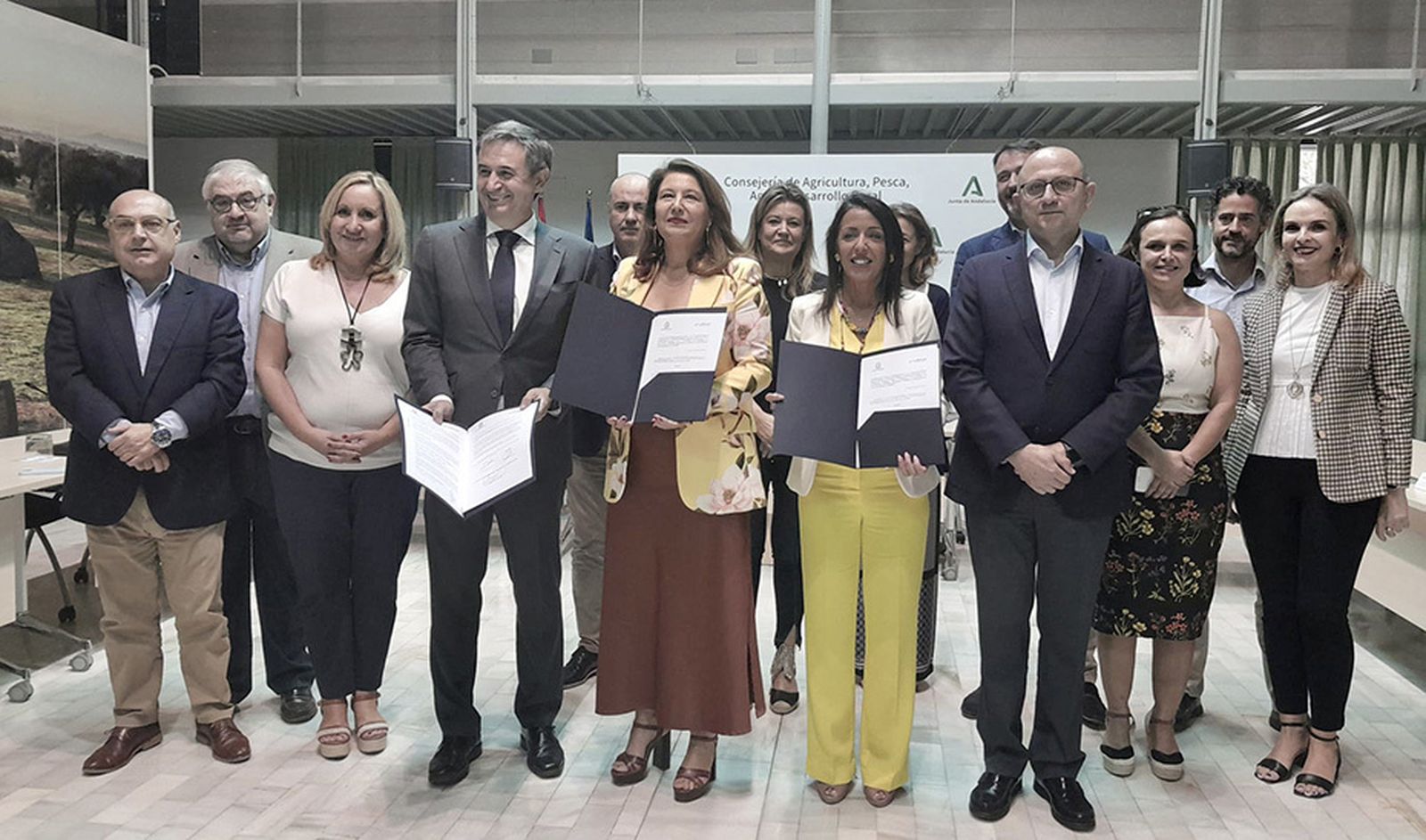 Representantes de ambas entidades durante la firma del convenio entre Ifapa y Endesa.