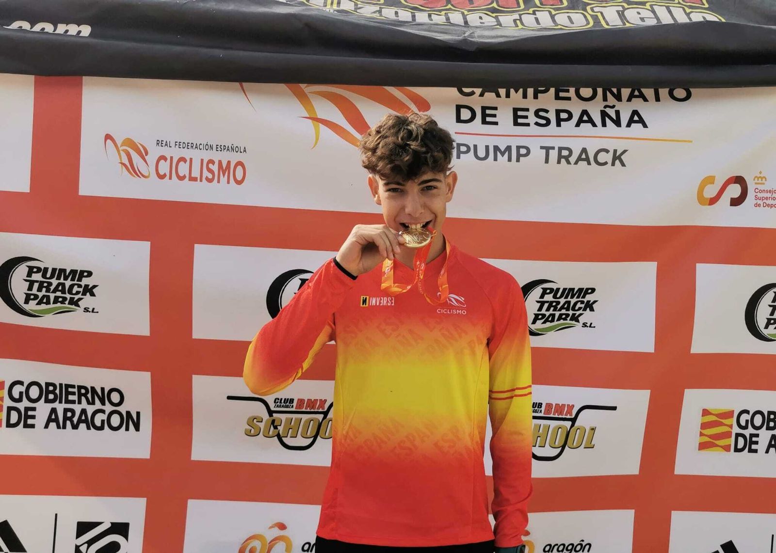 David Mendoza, con su medalla