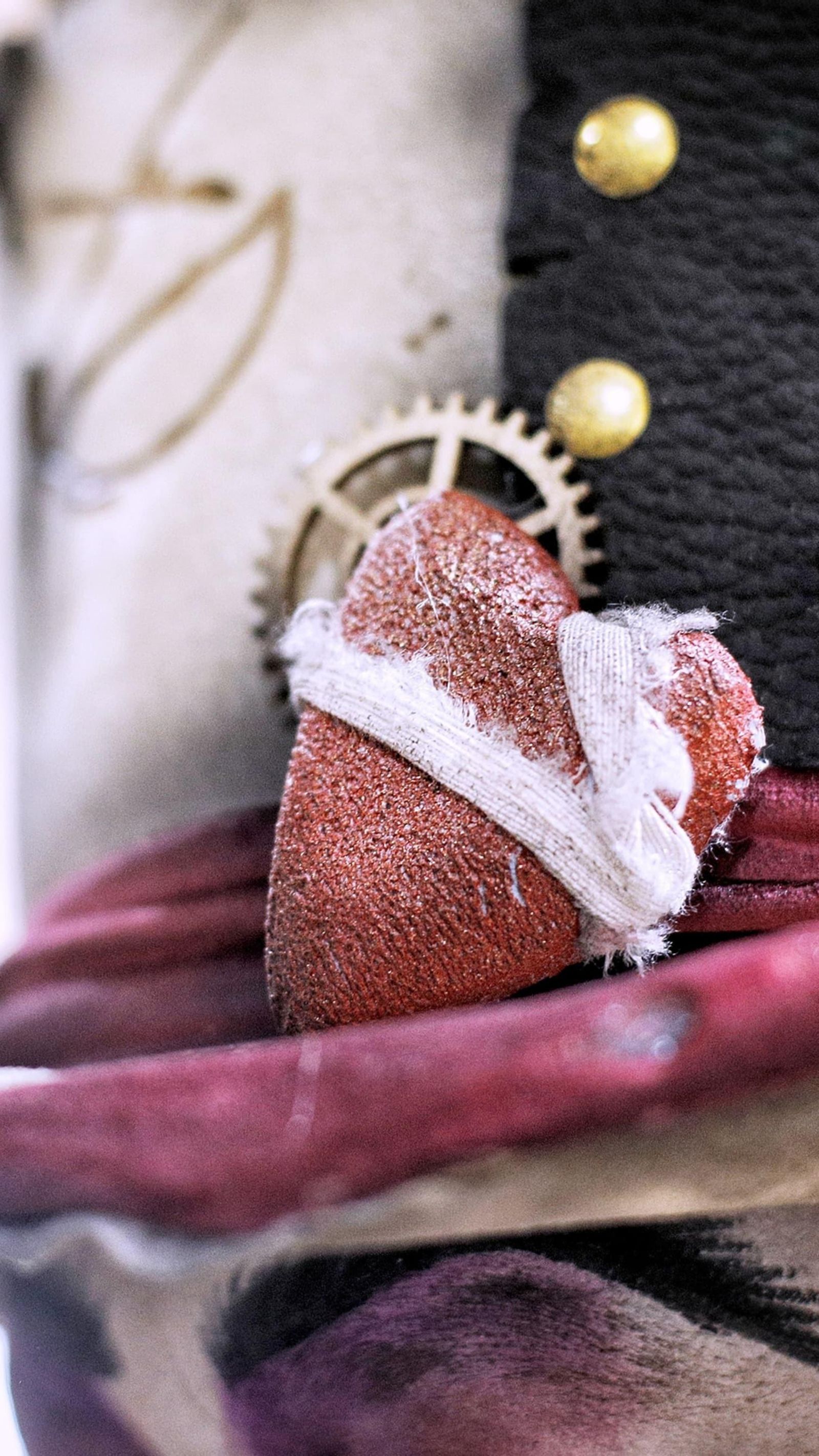 El gorro con el corazón y abertura como símbolo de la salida.