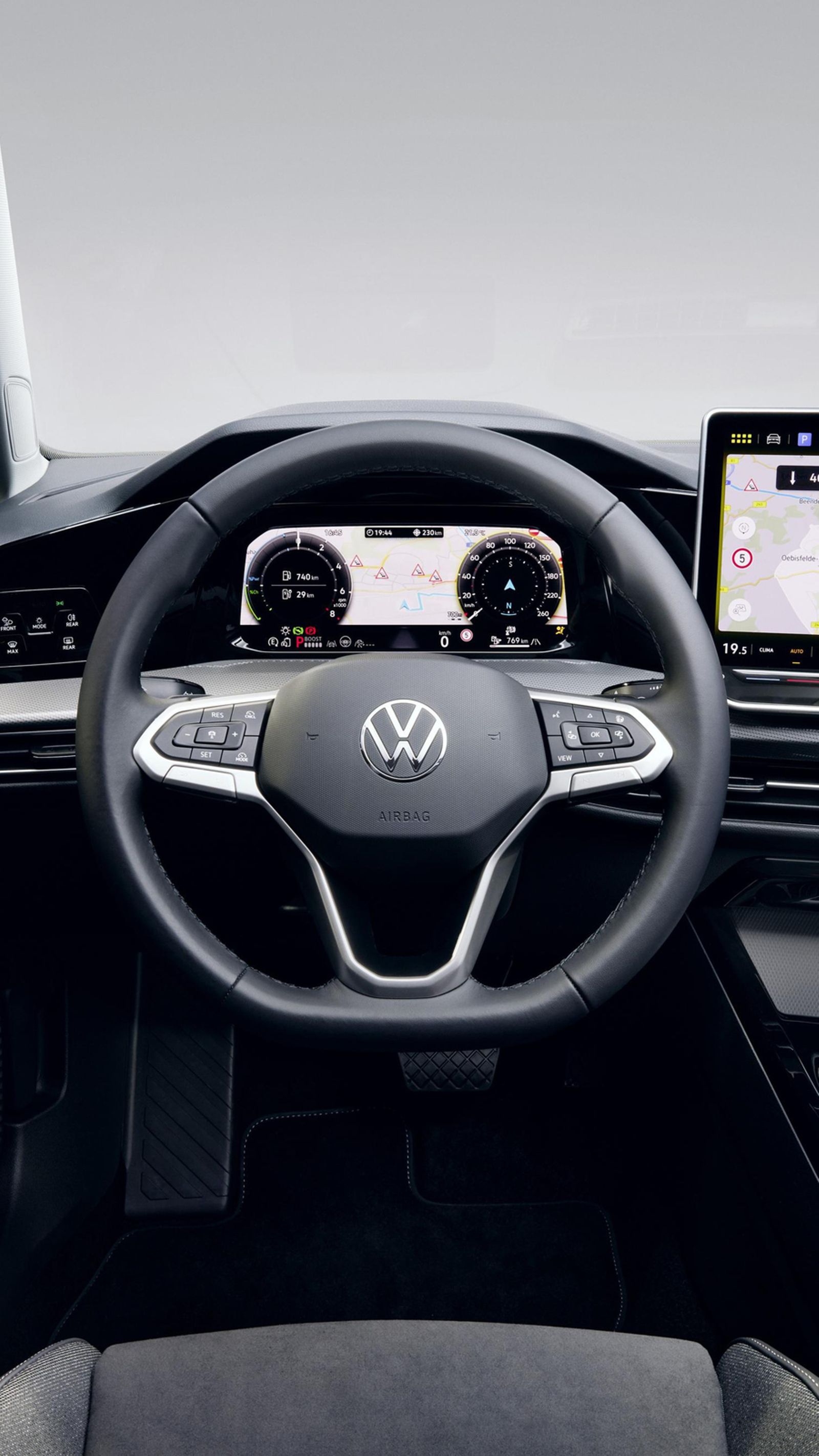 La pantalla central es de nuevo diseño. Como también lo es el sistema de reconocimiento por voz que ahora incluye Inteligencia Artificial.