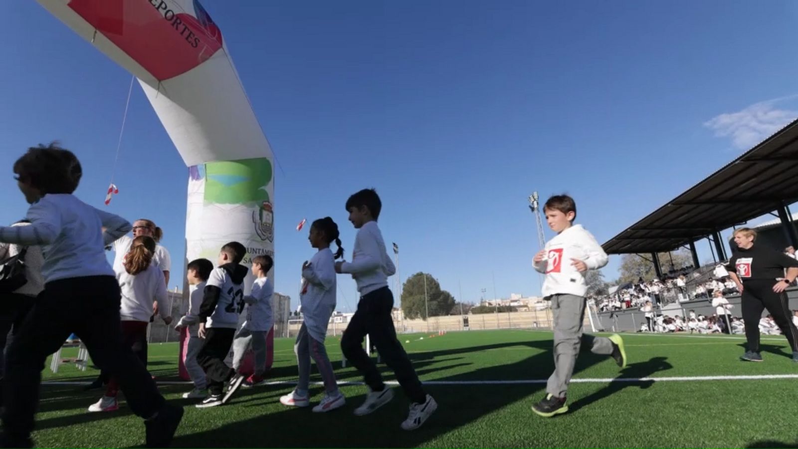 Escolares participando en la celebración del Dia de la Paz, el año pasado.